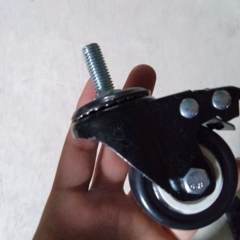 bánh xe đen trắng có cọc vít