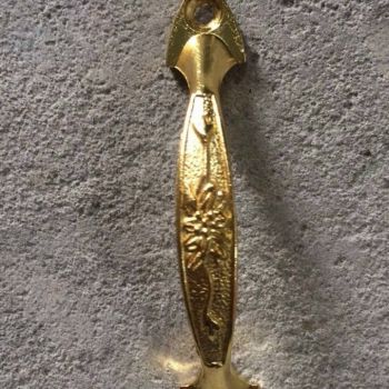 tay hoa dây màu vàng