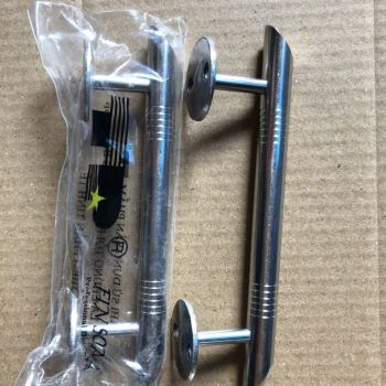 tay nắm tủ inox đầu vát